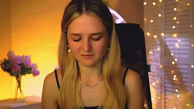 Snapshot of DeboraLarson chatting on October 13, 2025, 3:28 am DeboraLarson online show from October 13, 2025, 3:28 am