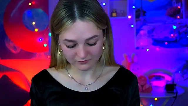 Snapshot of DeboraLarson chatting on October 17, 2025, 4:15 am DeboraLarson online show from October 17, 2025, 4:15 am