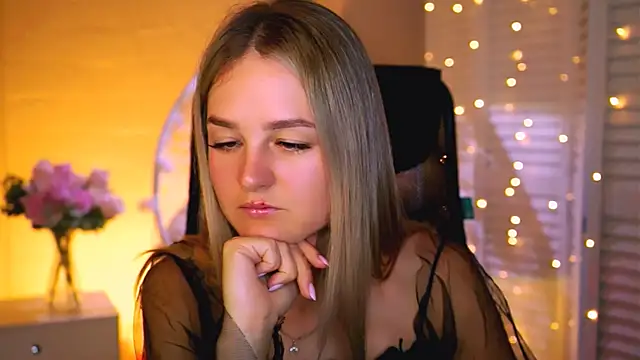 DeboraLarson online show from November 12, 2025, 3:40 am