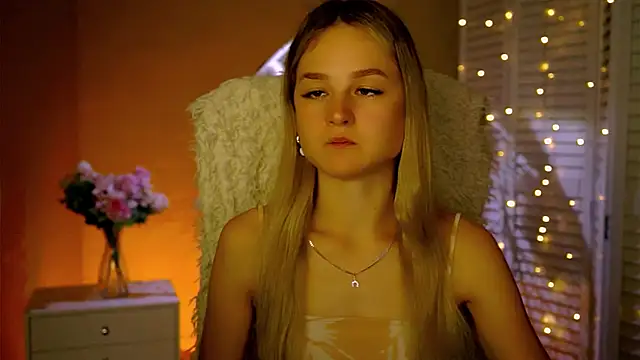 DeboraLarson online show from November 25, 2025, 3:39 am