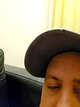 Snapshot of HeteroHotGuy1 chatting on December 15, 2024, 3:24 am HeteroHotGuy1 online show from December 15, 2024, 3:24 am