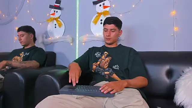 Snapshot of Damian23__ chatting on December 29, 2024, 5:22 pm Damian23 online show from December 29, 2024, 5:22 pm