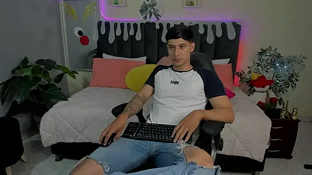 Snapshot of Damian23__ chatting on December 30, 2024, 12:20 pm Damian23 online show from December 30, 2024, 12:20 pm