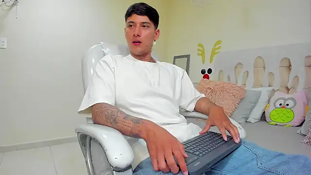 Snapshot of Damian23__ chatting on January 2, 2025, 4:02 pm Damian23 online show from January 2, 2025, 4:02 pm