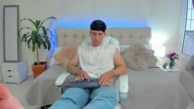 Snapshot of Damian23__ chatting on January 10, 2025, 6:17 pm Damian23 online show from January 10, 2025, 6:17 pm
