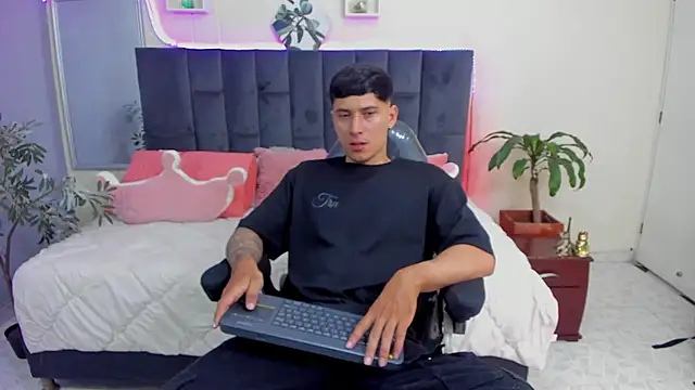 Snapshot of Damian23__ chatting on January 12, 2025, 3:57 pm Damian23 online show from January 12, 2025, 3:57 pm