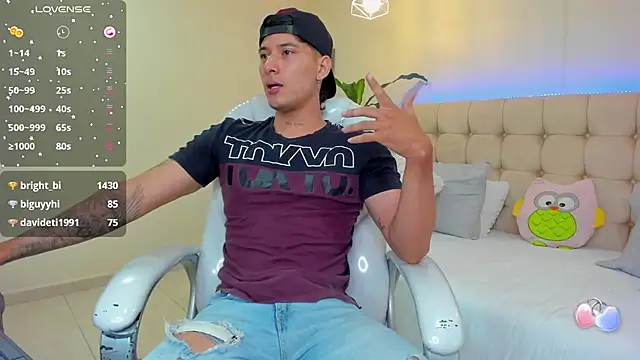 Snapshot of Damian23__ chatting on January 21, 2025, 12:39 pm Damian23 online show from January 21, 2025, 12:39 pm
