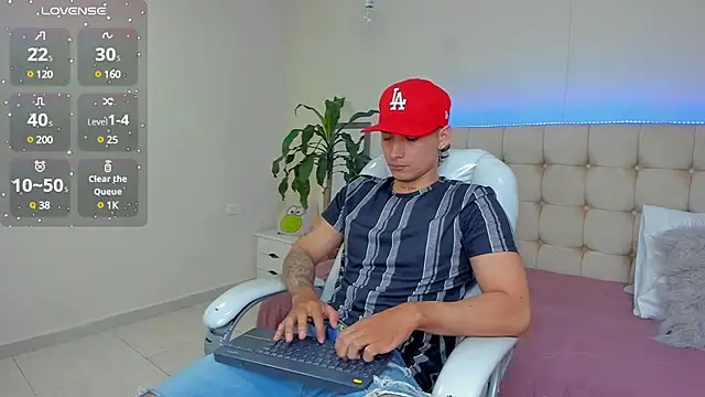Snapshot of Damian23__ chatting on January 27, 2025, 12:48 pm Damian23 online show from January 27, 2025, 12:48 pm