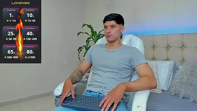 Snapshot of Damian23__ chatting on February 1, 2025, 12:58 pm Damian23 online show from February 1, 2025, 12:58 pm