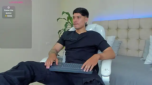 Snapshot of Damian23__ chatting on February 4, 2025, 12:33 pm Damian23 online show from February 4, 2025, 12:33 pm