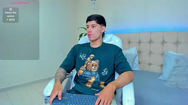 Snapshot of Damian23__ chatting on February 12, 2025, 1:48 pm Damian23 online show from February 12, 2025, 1:48 pm