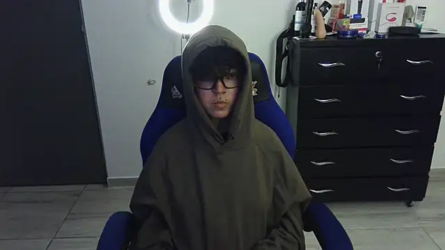 thomascooper7 online show from February 5, 2025, 4:16 am