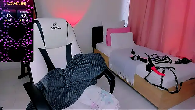 Snapshot of love_insidee chatting on February 7, 2025, 11:34 am love insidee online show from February 7, 2025, 11:34 am