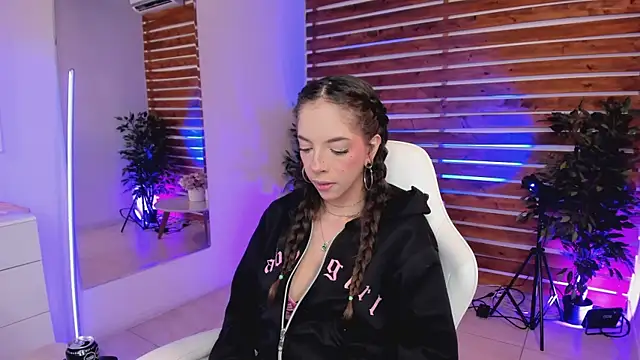 Sapphire Venuss online show from April 15, 2026, 1:01 am