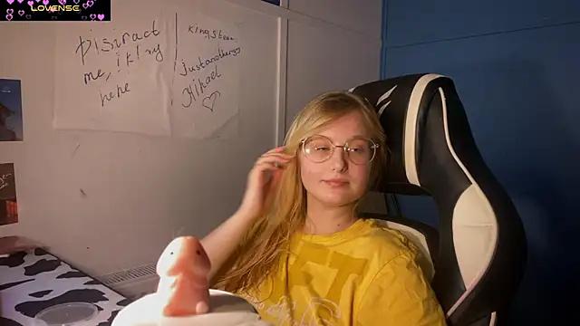 JacyWinslat online show from March 4, 2025, 8:16 pm