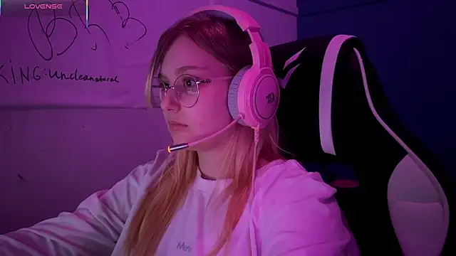 JacyWinslat online show from March 18, 2025, 4:26 pm