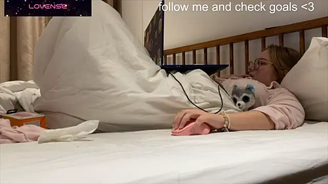 JacyWinslat online show from December 18, 2025, 2:45 pm