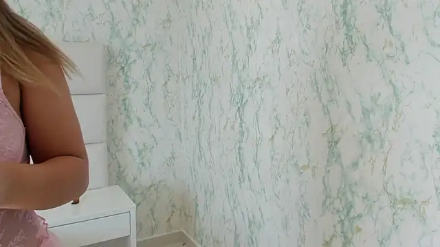 MIA  SAENZ online show from December 25, 2024, 2:13 pm