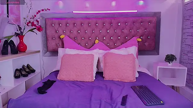 EmmaWilder online show from September 30, 2025, 9:42 pm