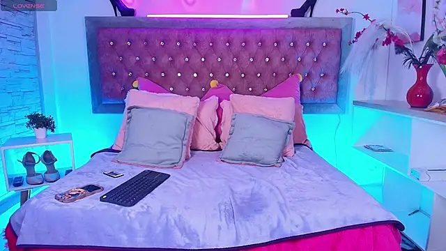 EmmaWilder online show from November 12, 2025, 8:41 pm