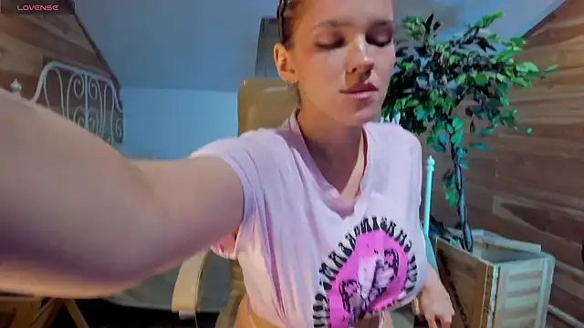 AdalynGlows online show from April 4, 2026, 11:18 am