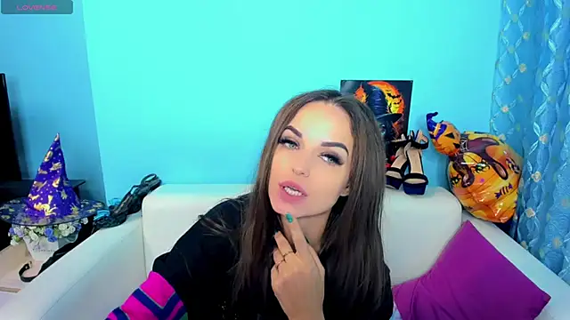 LindaaLu online show from November 13, 2025, 3:05 am