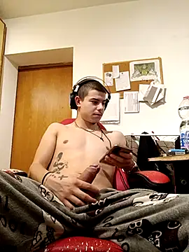 Snapshot of BigDickEnrg7195 chatting on February 17, 2025, 10:25 pm BigDickEnrg7195 online show from February 17, 2025, 10:25 pm