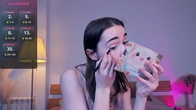 Snapshot of PollyBeev chatting on February 13, 2025, 11:17 am PollyBeev online show from February 13, 2025, 11:17 am