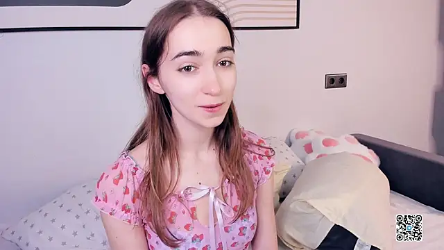 Snapshot of PollyBeev chatting on September 18, 2025, 7:32 am PollyBeev online show from September 18, 2025, 7:32 am