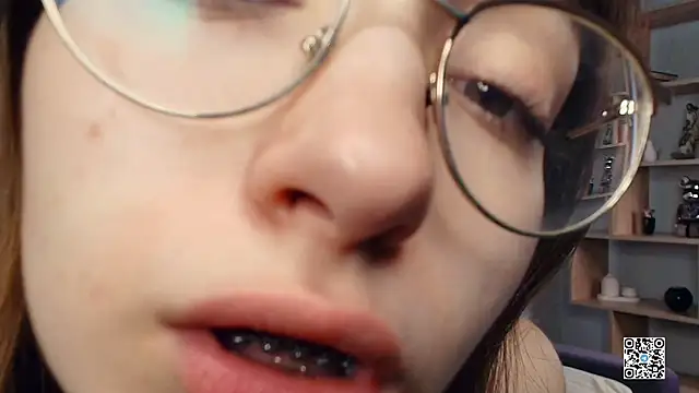 Snapshot of PollyBeev chatting on September 30, 2025, 7:35 am PollyBeev online show from September 30, 2025, 7:35 am