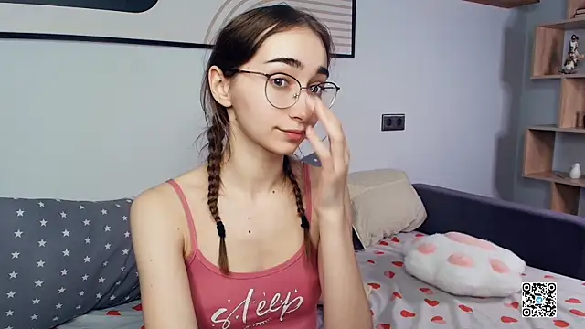 Snapshot of PollyBeev chatting on October 19, 2025, 7:36 pm PollyBeev online show from October 19, 2025, 7:36 pm