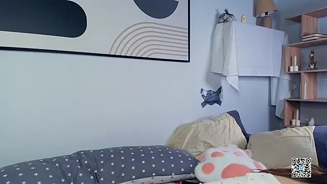 Snapshot of PollyBeev chatting on October 26, 2025, 7:25 am PollyBeev online show from October 26, 2025, 7:25 am