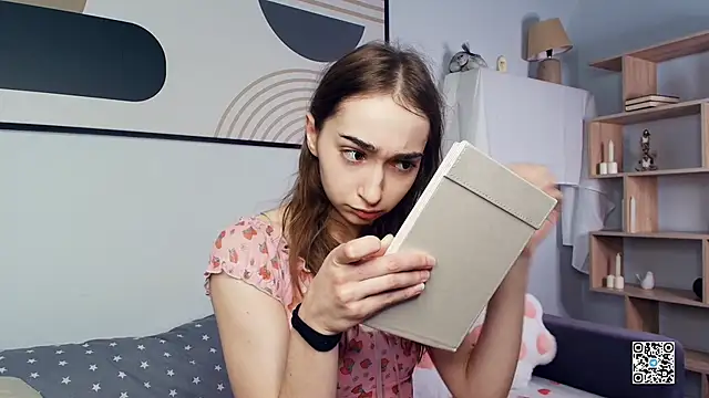 Snapshot of PollyBeev chatting on October 27, 2025, 7:34 am PollyBeev online show from October 27, 2025, 7:34 am