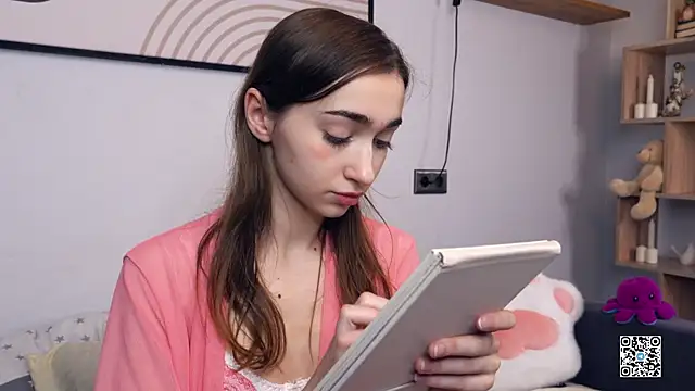 Snapshot of PollyBeev chatting on November 6, 2025, 7:42 am PollyBeev online show from November 6, 2025, 7:42 am