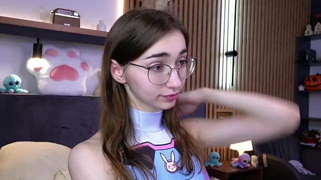 Snapshot of PollyBeev chatting on November 13, 2025, 7:29 am PollyBeev online show from November 13, 2025, 7:29 am