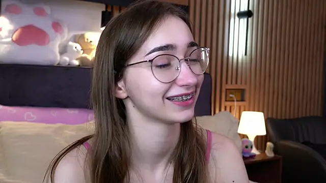 Snapshot of PollyBeev chatting on November 16, 2025, 7:25 am PollyBeev online show from November 16, 2025, 7:25 am