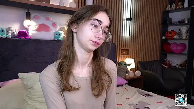 Snapshot of PollyBeev chatting on November 18, 2025, 7:24 am PollyBeev online show from November 18, 2025, 7:24 am