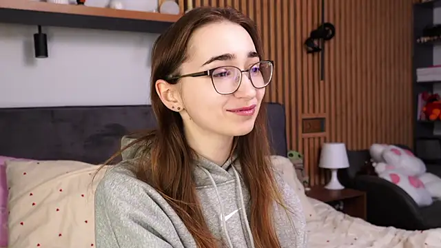 Snapshot of PollyBeev chatting on April 6, 2026, 12:06 pm PollyBeev online show from April 6, 2026, 12:06 pm