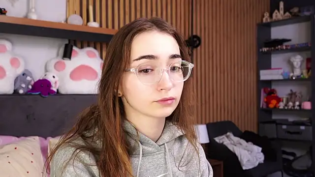 Snapshot of PollyBeev chatting on April 9, 2026, 7:14 am PollyBeev online show from April 9, 2026, 7:14 am