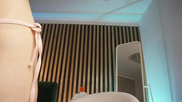 MiaMews online show from February 18, 2025, 7:19 pm