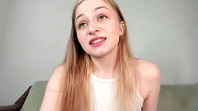 MiaMews online show from May 4, 2026, 7:37 am