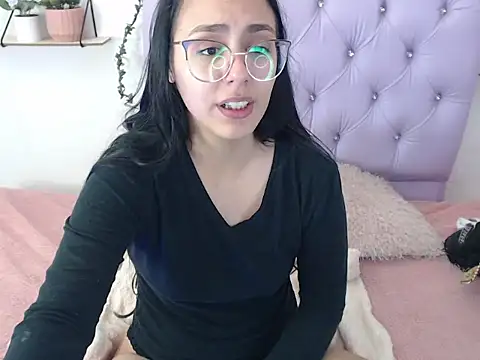 Snapshot of Freyja_01 chatting on September 14, 2025, 3:38 am Freyja 01 online show from September 14, 2025, 3:38 am