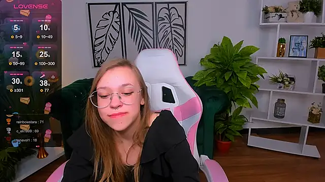 LayriantaVee online show from February 11, 2025, 1:20 pm