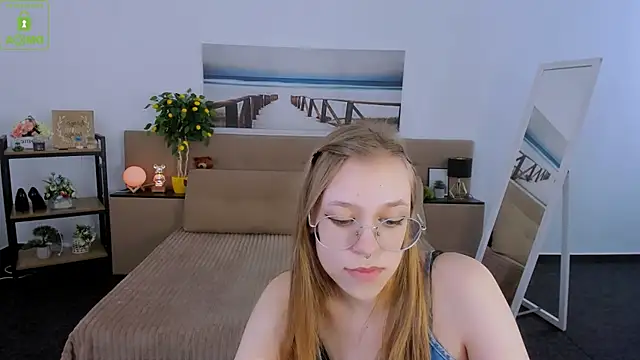 LayriantaVee online show from March 6, 2025, 1:14 pm