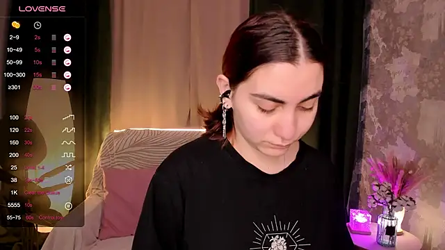 hannacheekss  online show from October 3, 2025, 2:08 am