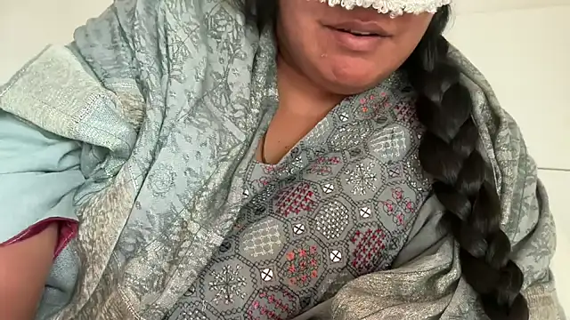 Snapshot of MashaCL chatting on October 8, 2025, 9:18 am MashaCL online show from October 8, 2025, 9:18 am