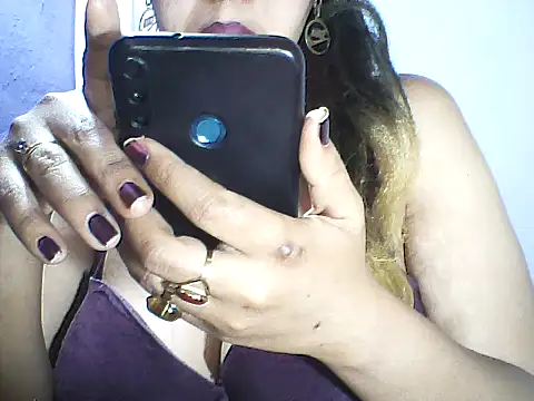 layanah12 online show from October 12, 2025, 7:13 pm