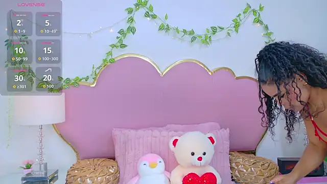 NahiaraReina online show from November 28, 2025, 1:25 pm