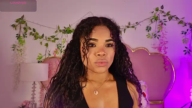 NahiaraReina online show from May 7, 2026, 1:49 pm