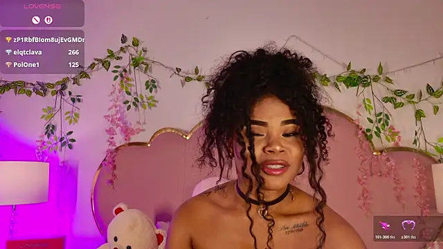 NahiaraReina online show from May 11, 2026, 4:04 pm